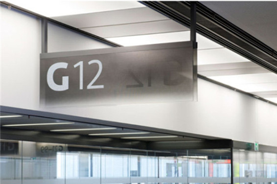 维也纳机场现代化标识标牌指示吊牌设计